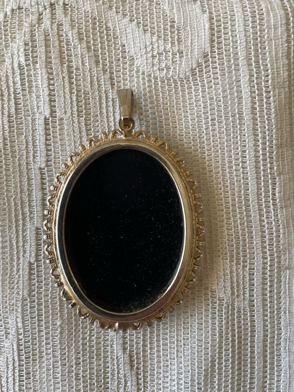 Vintage Black Glass Intaglio Rose Cameo Pendant Ornate Gold Tone Filigree 1960s - Picture 2 of 8